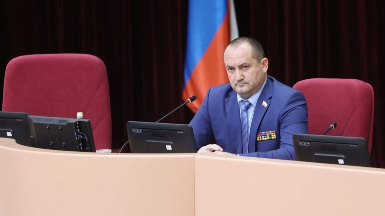 Депутат Калинин поздравил саратовского журналиста с выходом книги