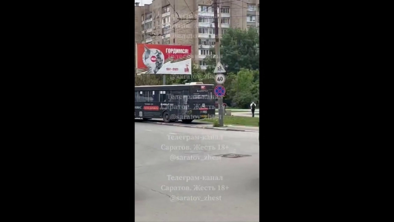 Автобус «Саратов-Энгельс» устроил погром на улице Тельмана 