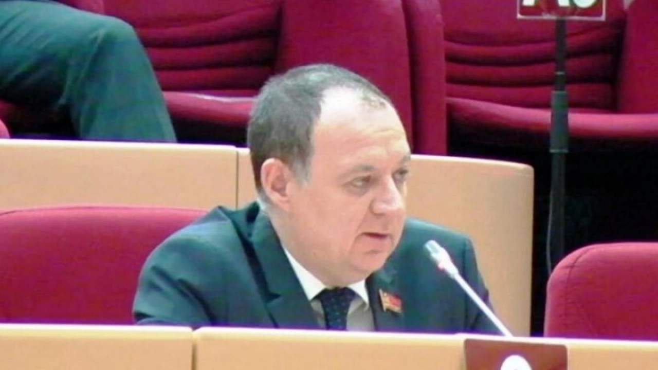 Буланов призвал губернатора отменить увольнение учительницы Башковой