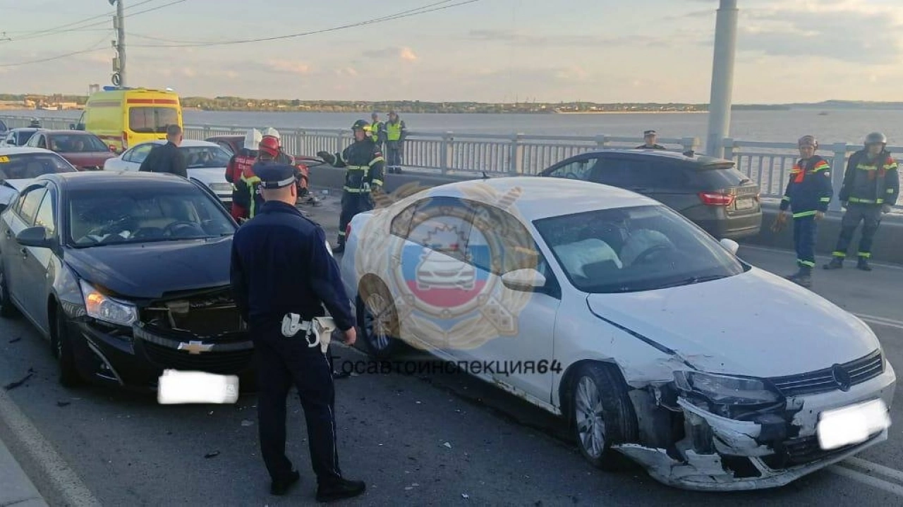 В массовом ДТП на мосту Саратов-Энгельс пострадал водитель «Лады»
