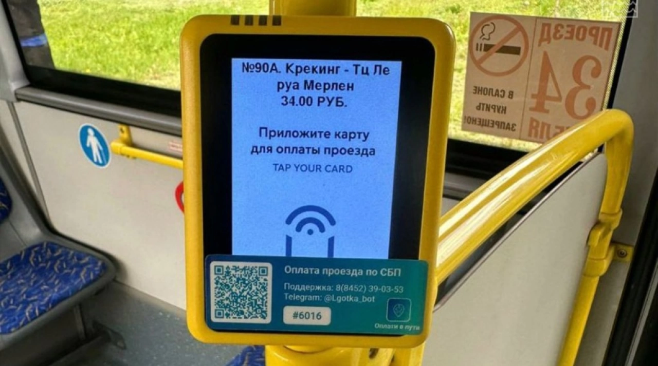 На 2 автобусных маршрутах Саратова ввели оплату QR-кодом  