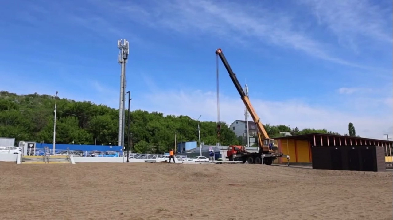 На новом 580-метровом пляже в Затоне ставят навесы и туалеты  