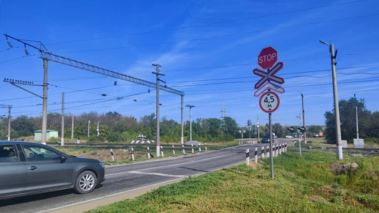 Под Саратовом поезд протаранил автомобиль на переезде