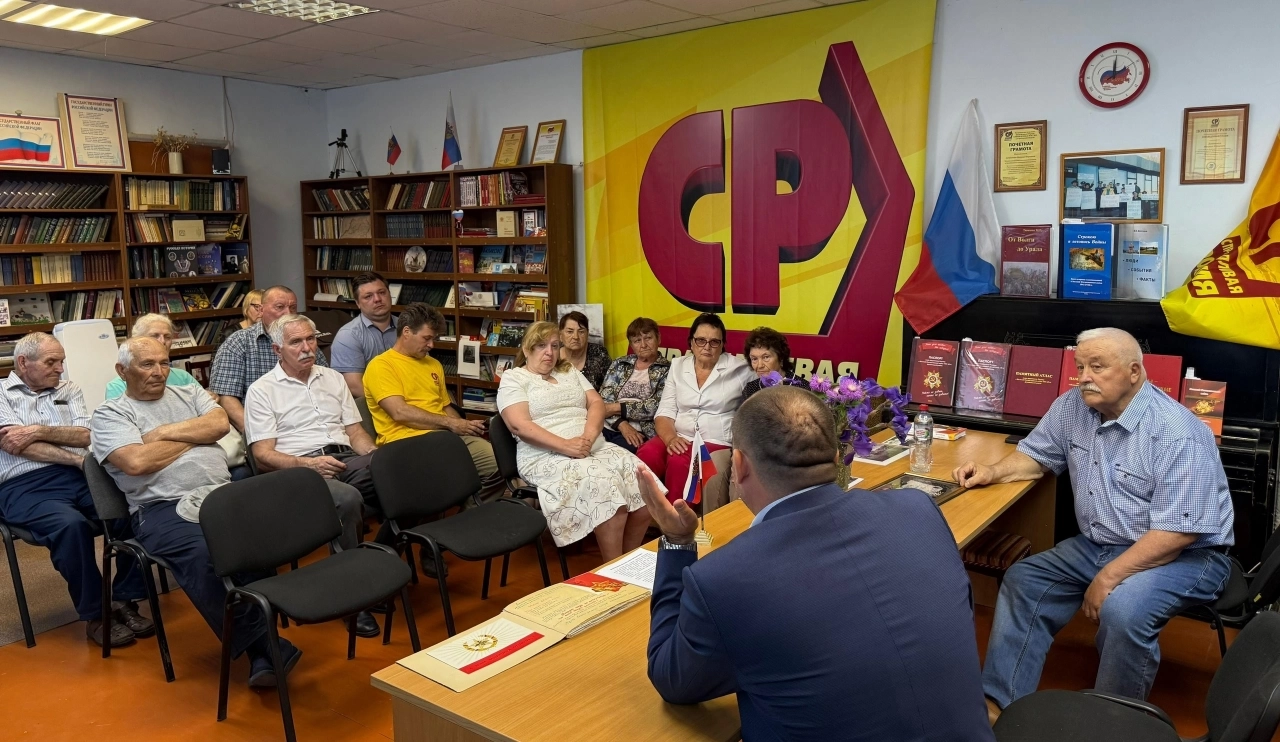 Депутат Калинин провел личный прием граждан в поселке Духовницкое