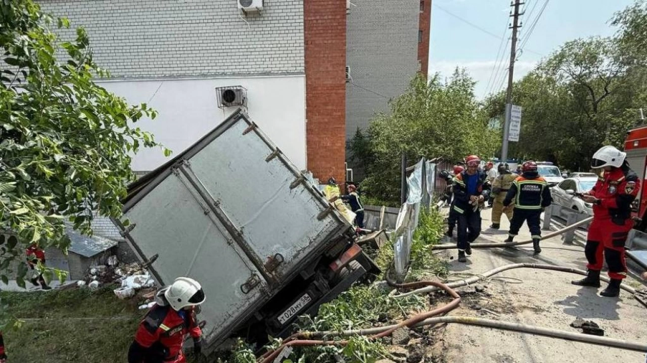 В Саратове водитель грузовика протаранил жилой дом и погиб