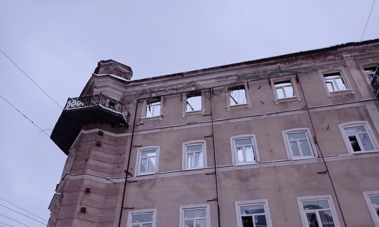 В центре Саратова вырубили деревья для реконструкции гостиницы «Россия»