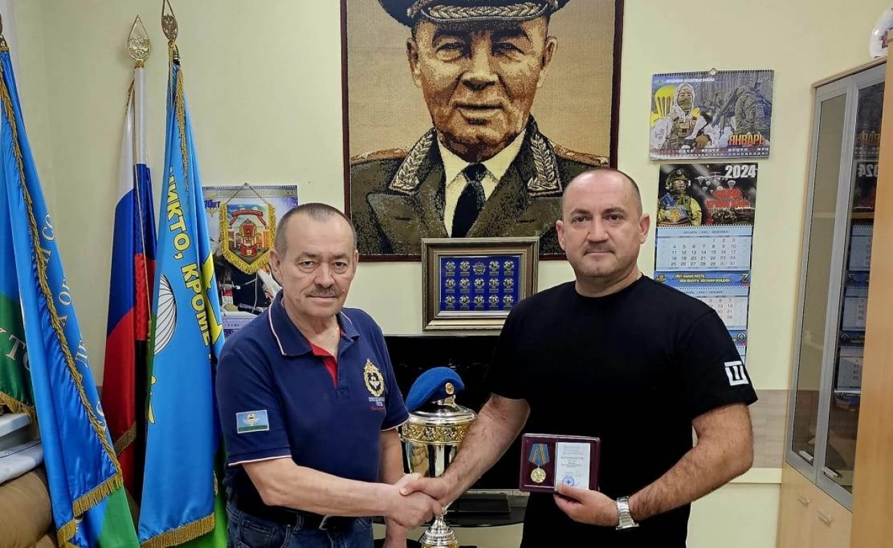 Калинин награжден медалью главной десантной организации страны