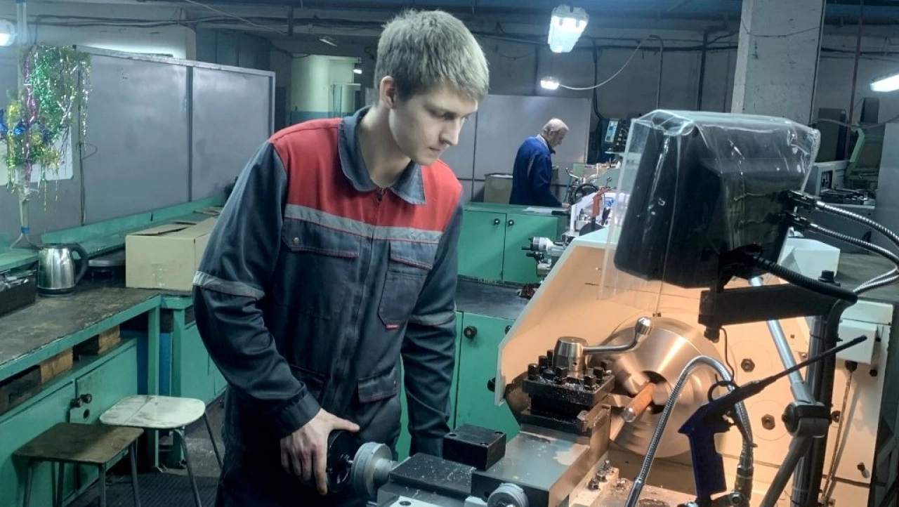 В Саратове ищут токаря на зарплату 180 тысяч рублей 