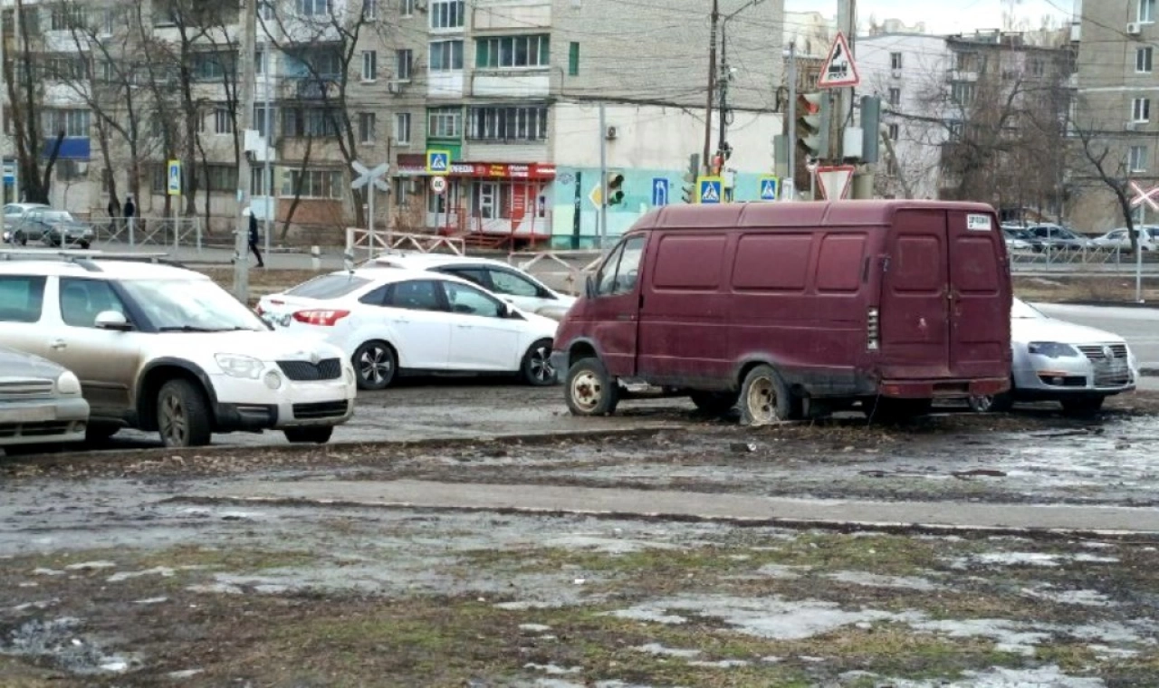 В Энгельсе принято постановление для эвакуации брошенных авто 