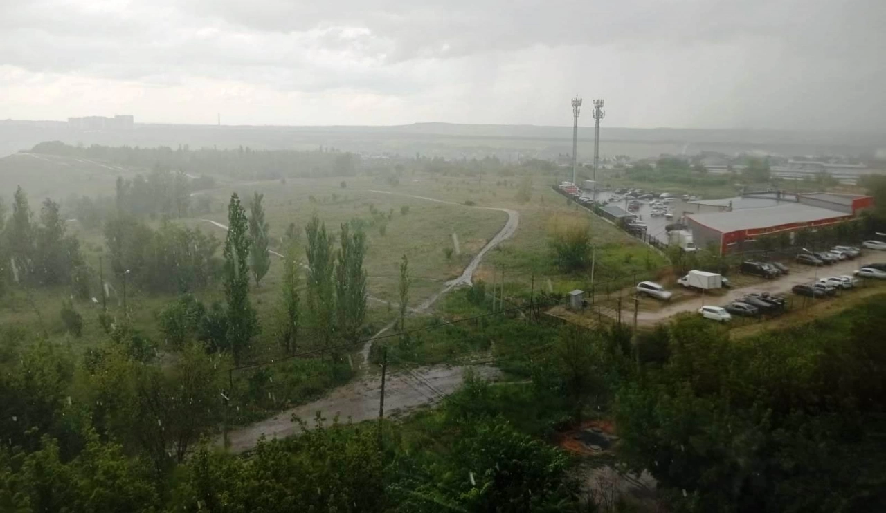 В Саратове прошел сильный ливень с градом