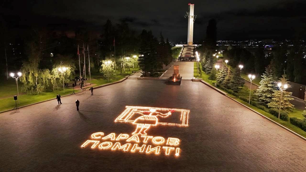 В Саратове выложили огненную инсталляцию из 15 тысяч свечей