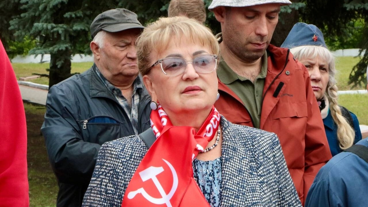 Алимова возложила цветы к мемориалу на Воскресенском кладбище