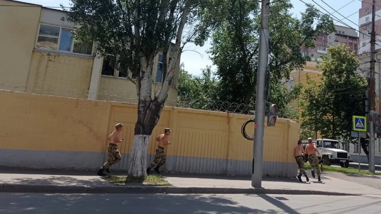 В Саратове раздетые по пояс курсанты стали звездами Интернета