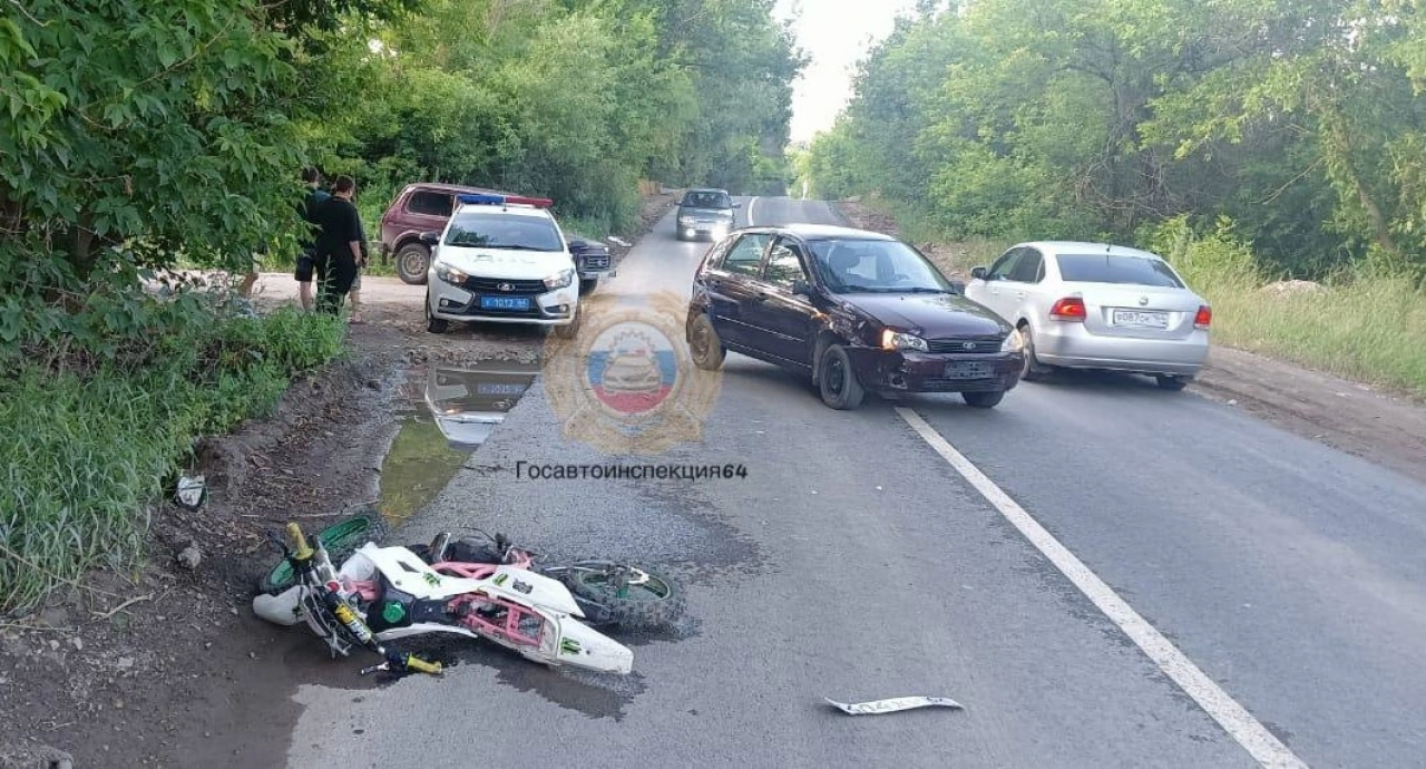 В Саратове разбился 18-летний водитель питбайка в ДТП с «Калиной»