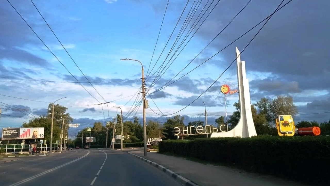 В Энгельсе момент попадания БПЛА по жилому дому попал на видео