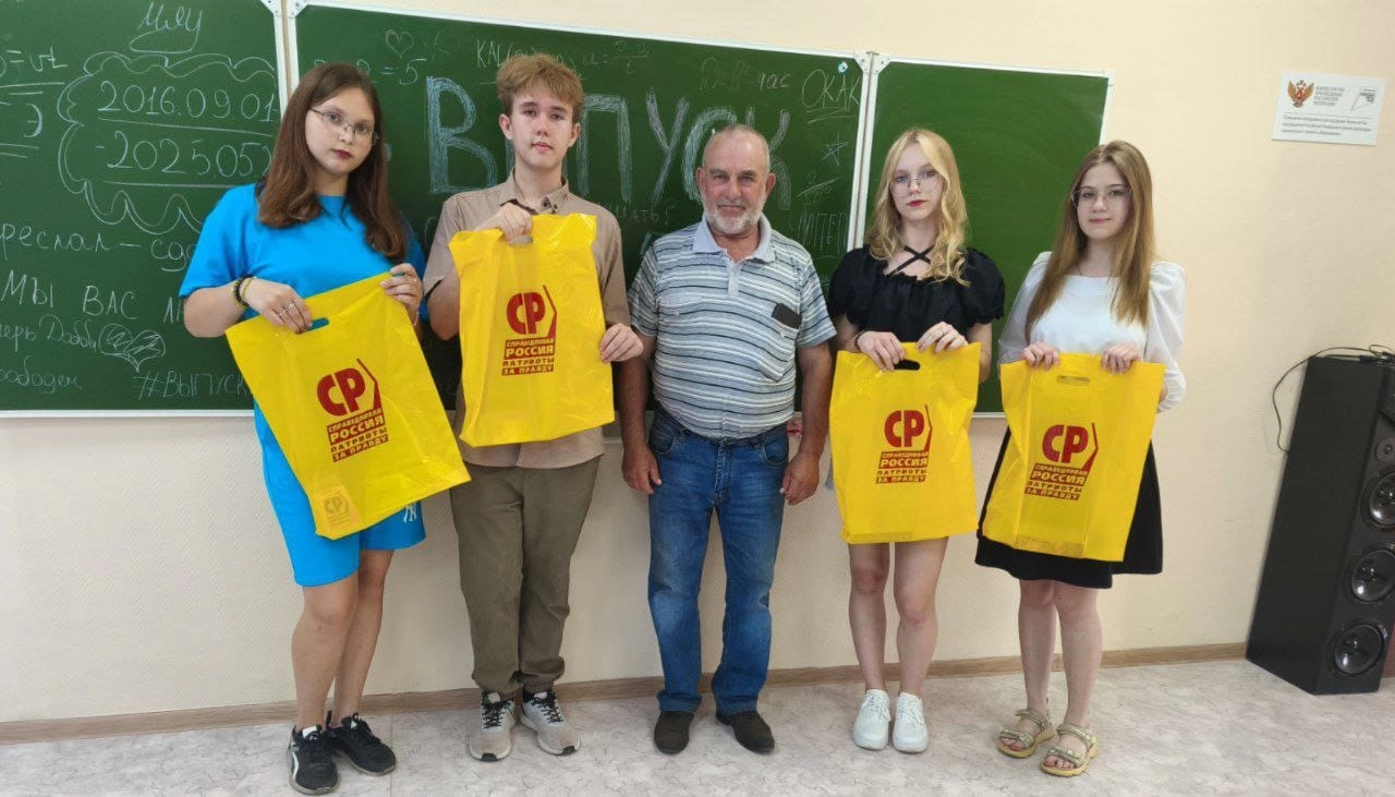 Депутат Калинин поздравил выпускников Турковского района