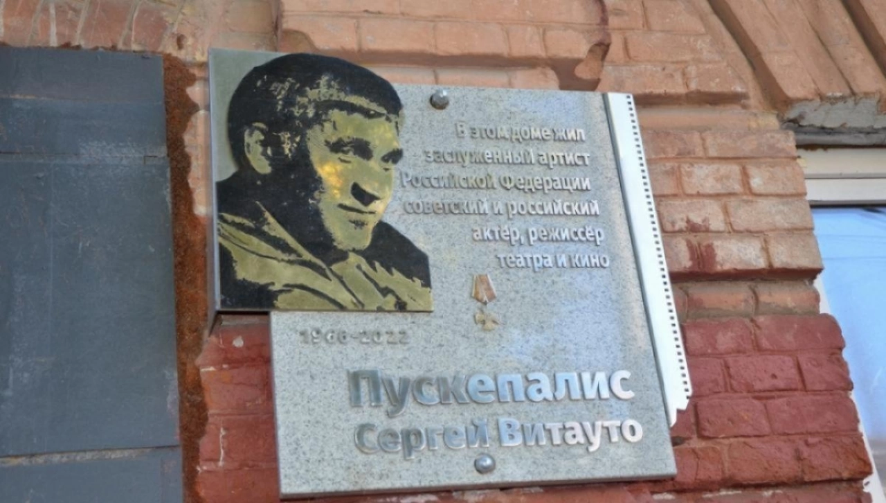 На месте гибели в ДТП саратовского актера Пускепалиса открыли часовню