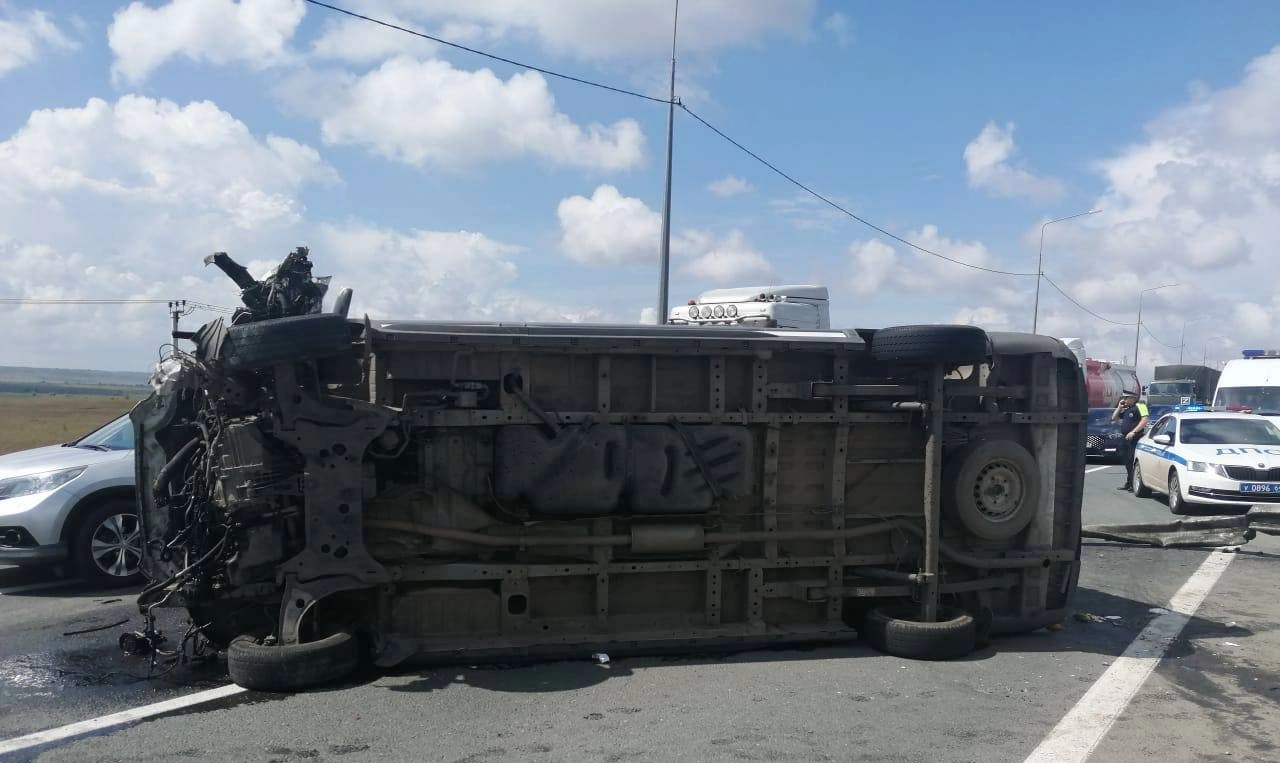 В Саратове 6 человек покалечились в ДТП микроавтобуса «Форд»
