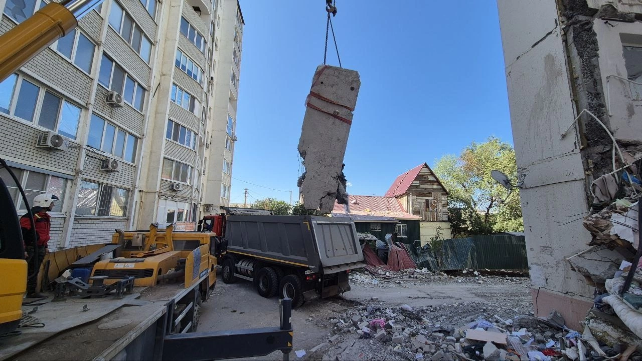 В Саратове и Энгельсе появились свечи памяти на рекламных щитах